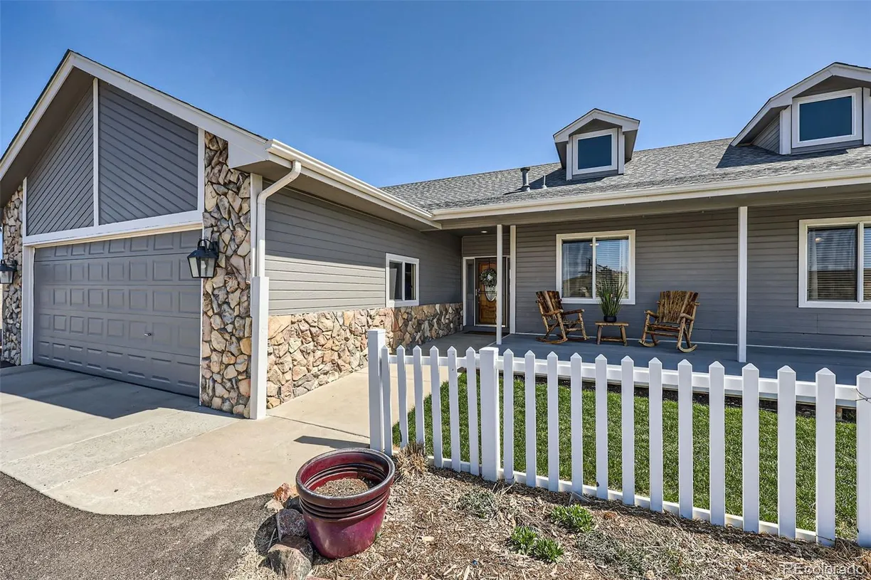 Denver Real Estate | View 30402 Chisholm Trail | 5 Beds, 3 Baths