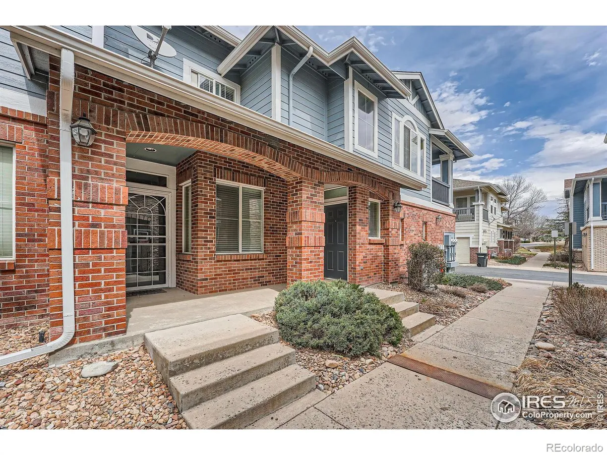 Denver Real Estate | View 122 Whitehaven Circle | 2 Beds, 2 Baths