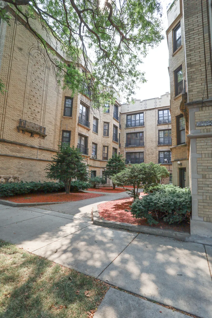 Chicago Real Estate | View 1747 W Devon Avenue, 3 | 1 Bed, 1 Bath