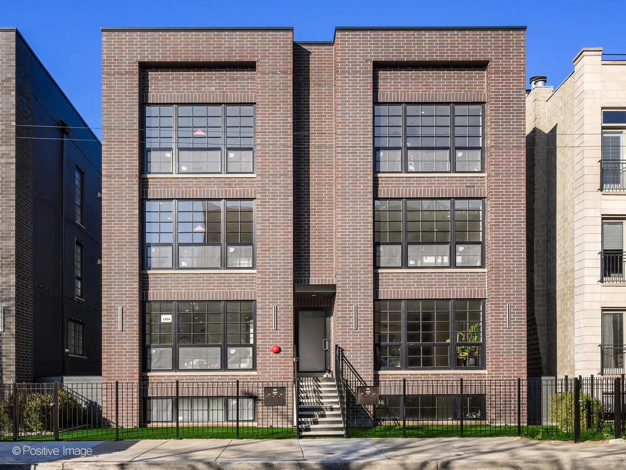Chicago Real Estate | View 1942 W BELMONT Avenue, 3E | 2 Beds, 2 Baths