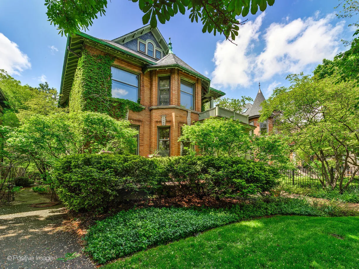 Chicago Real Estate | View 2330 N Kedzie Boulevard | 5 Beds, 4 Baths