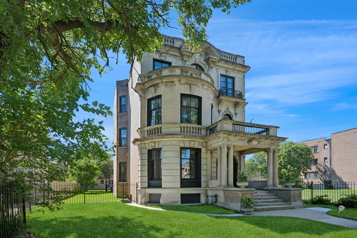 Chicago Real Estate | View 4628 S Drexel Boulevard | 5 Beds, 6 Baths