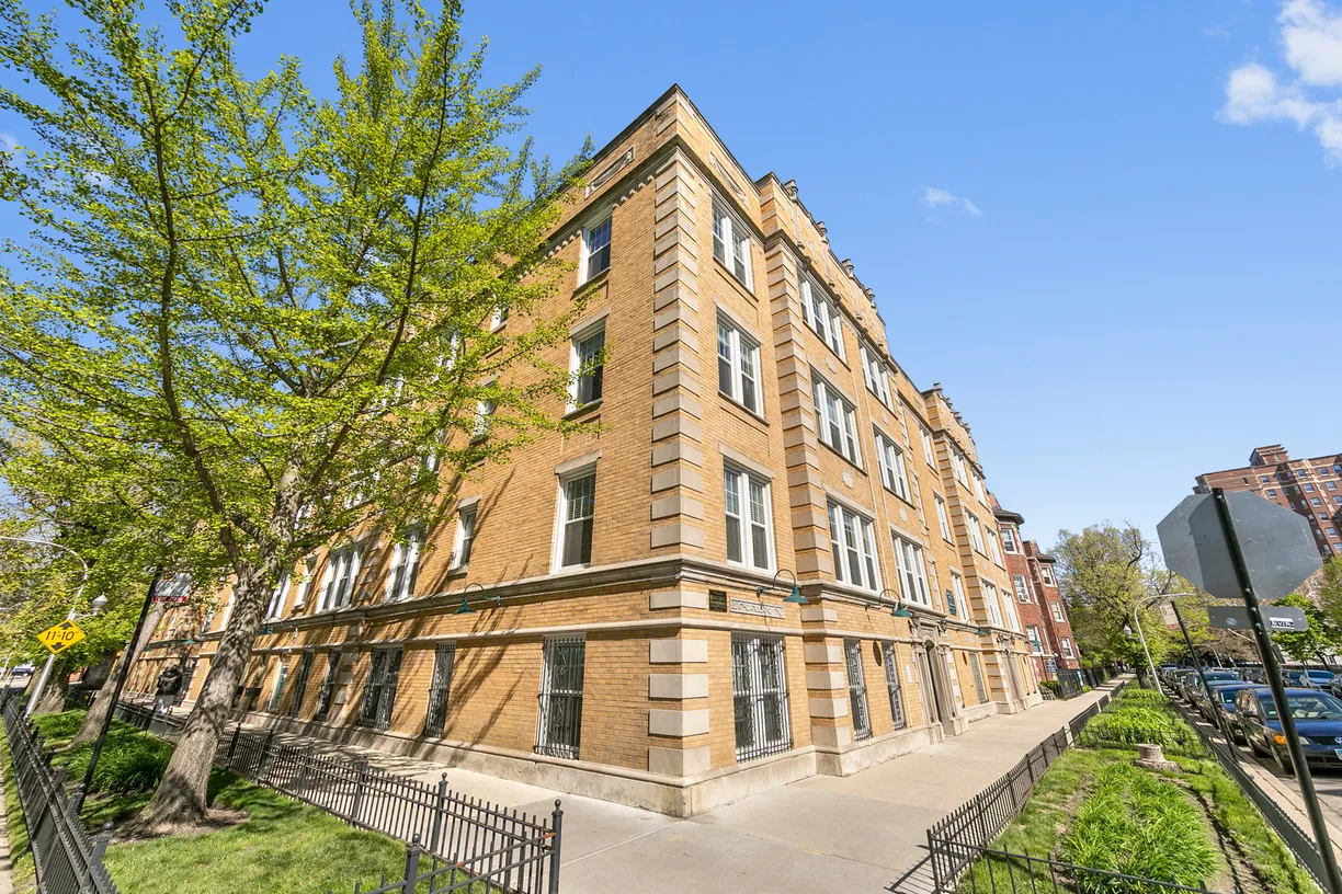 Chicago Real Estate | View 1110 W Glenlake, 2 | 2 Beds, 1 Bath