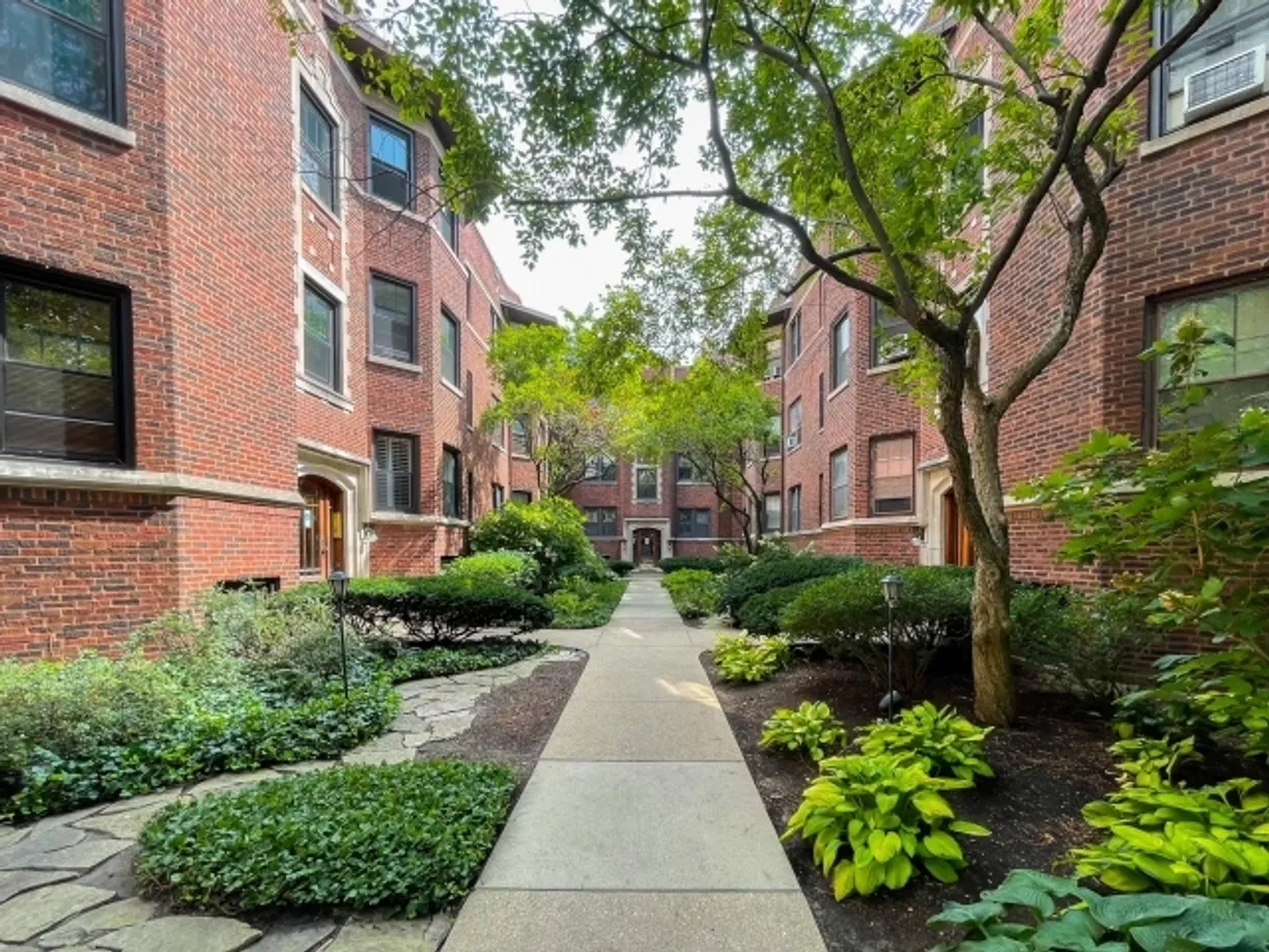 Chicago Real Estate | View 535 W Brompton, 1S | 2 Beds, 1 Bath