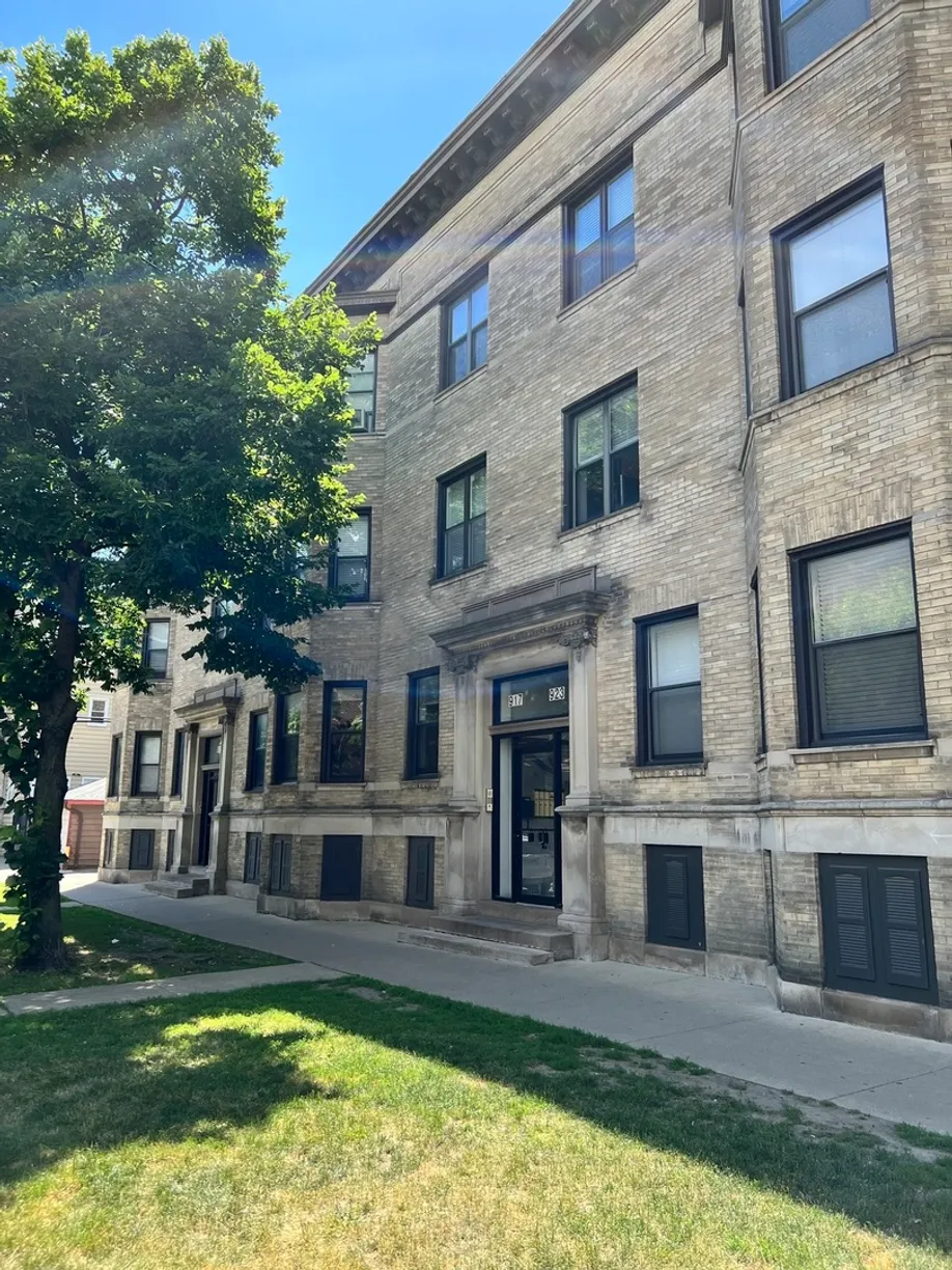 Chicago Real Estate | View 917 W Waveland, 1A | 1 Bed, 1 Bath