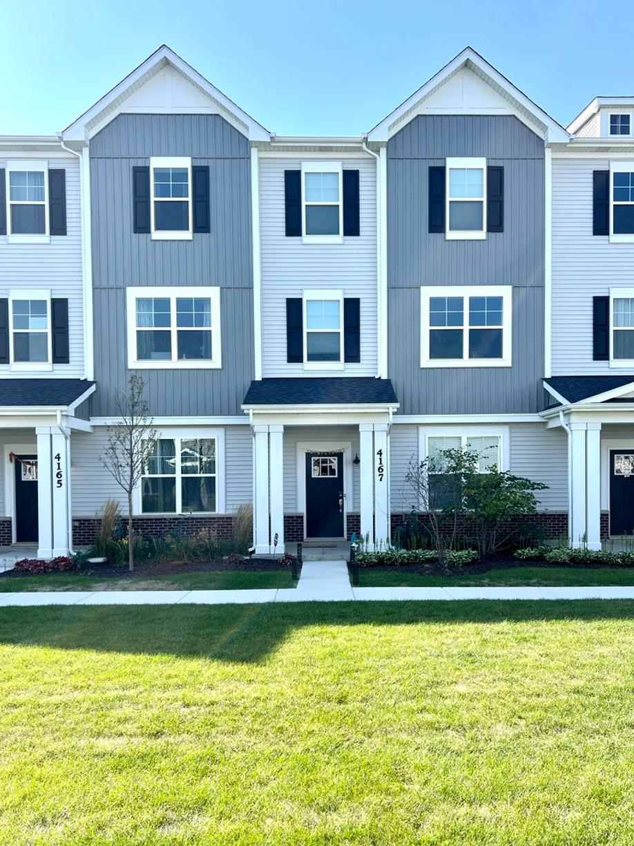 Chicago Real Estate | View 4167 Chelsea Manor Circle | 3 Beds, 2 Baths