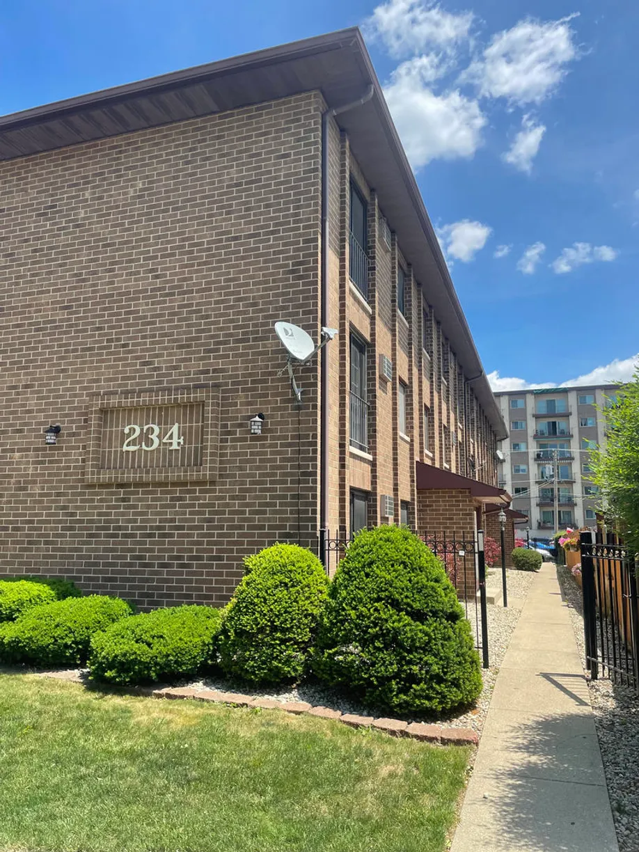 Chicago Real Estate | View , 2B | 2 Beds, 2 Baths