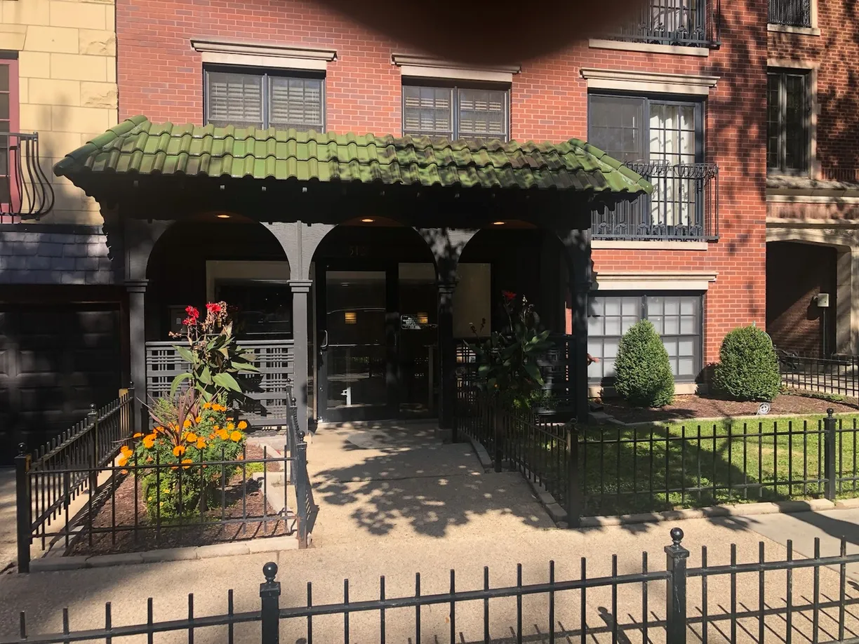 Chicago Real Estate | View 512 W Barry Avenue, 201 | 1 Bed, 1 Bath