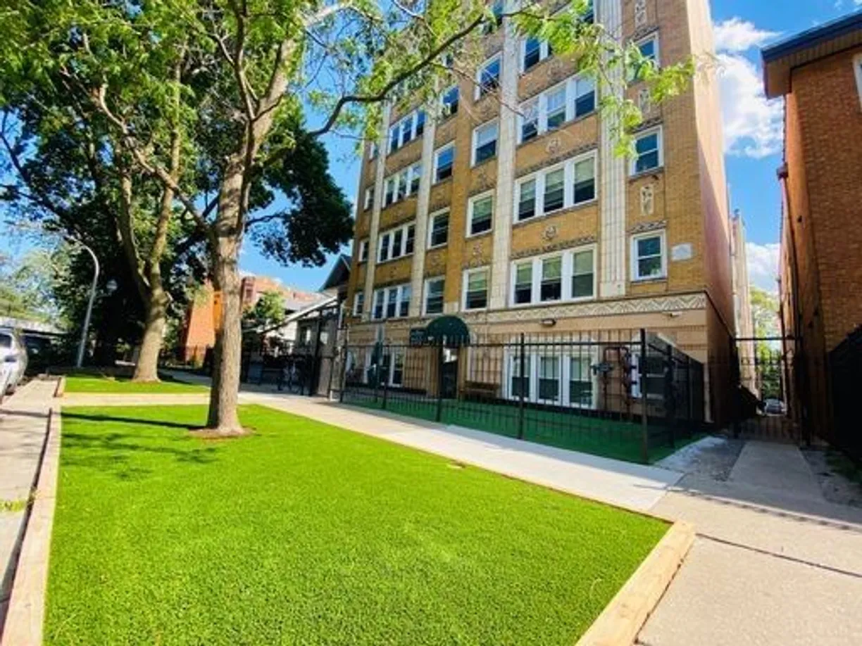 Chicago Real Estate | View 1521 W Sherwin Avenue, 206 | 1 Bed, 1 Bath