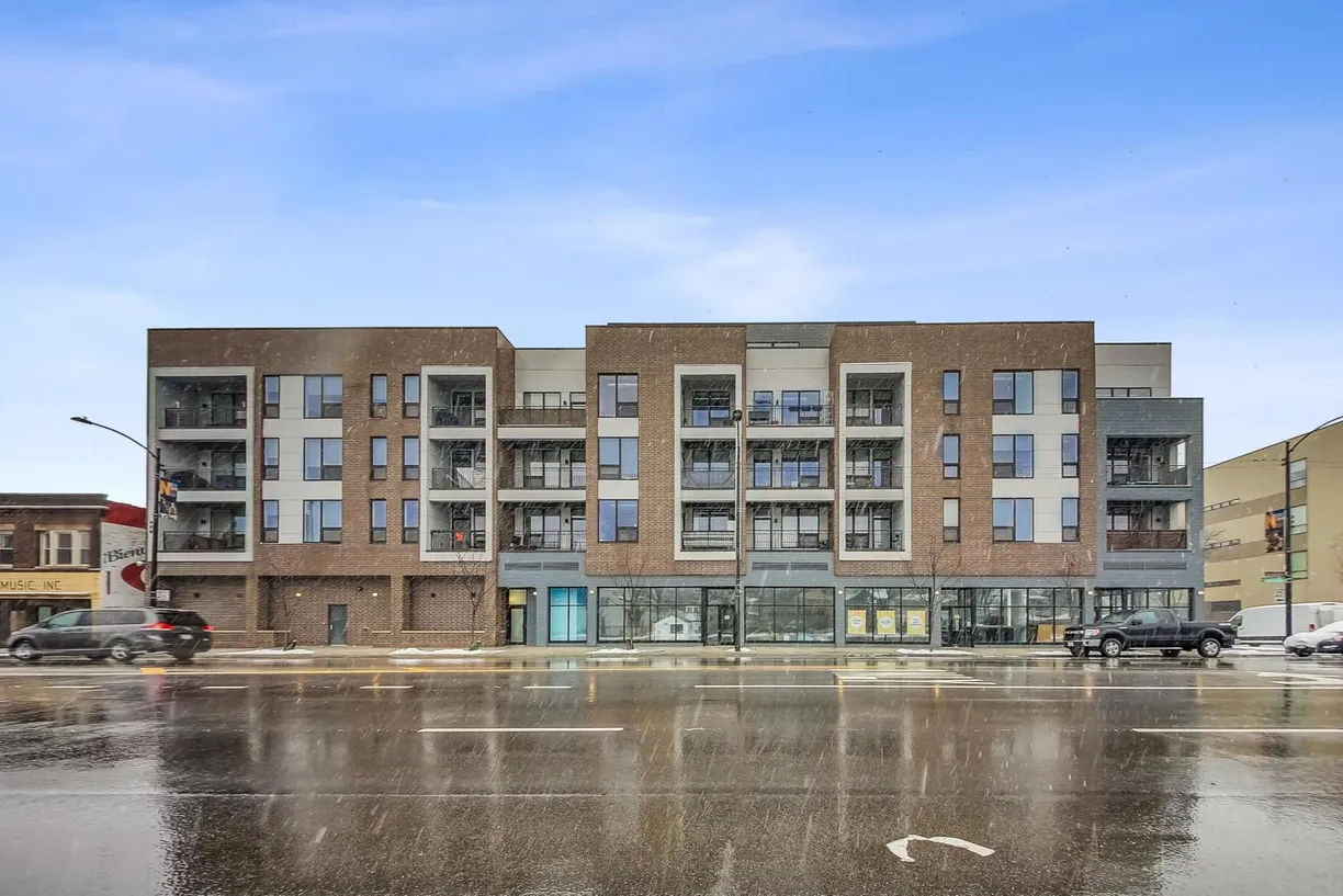 Chicago Real Estate | View 2405 W Hutchinson Street, 402 | 1 Bed, 1 Bath