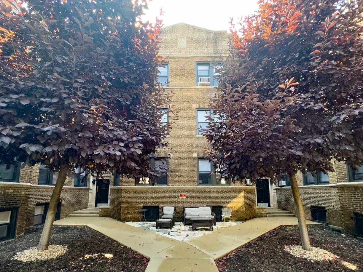 Chicago Real Estate | View 637 W Cornelia Avenue, 2W | 1 Bed, 1 Bath