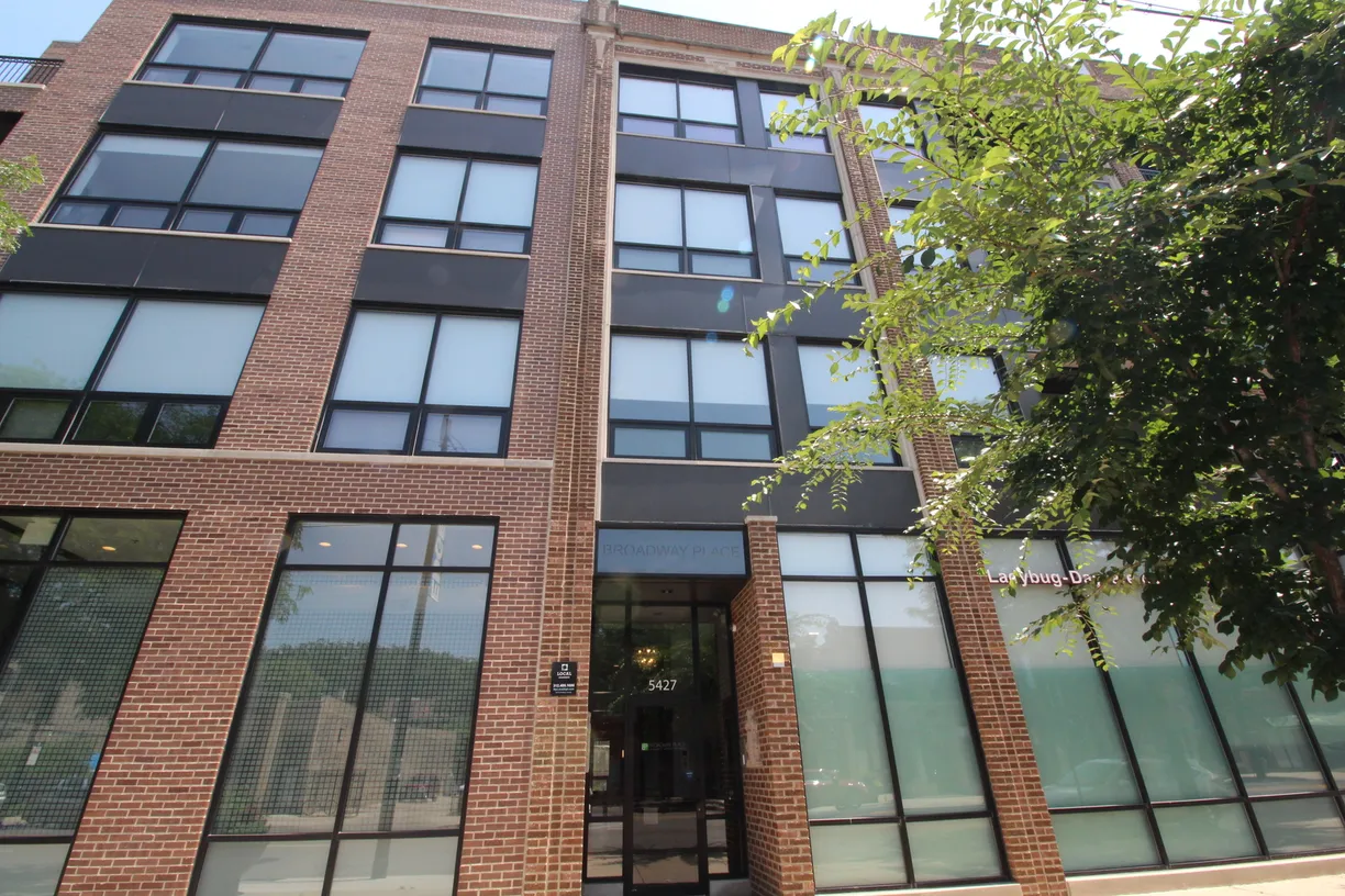 Chicago Real Estate | View 5427 N Broadway Street, 3F | 2 Beds, 2 Baths