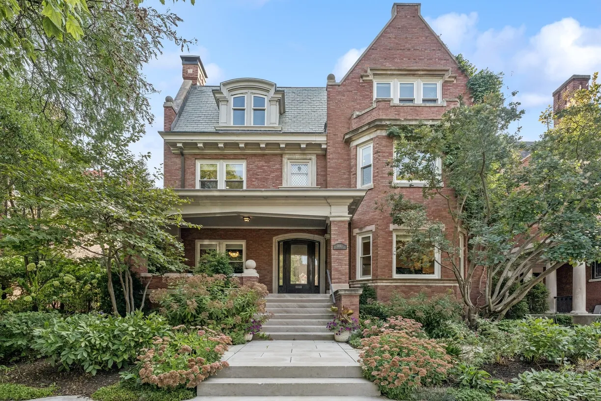 Chicago Real Estate | View 4943 S Woodlawn Avenue | 6 Beds, 6 Baths