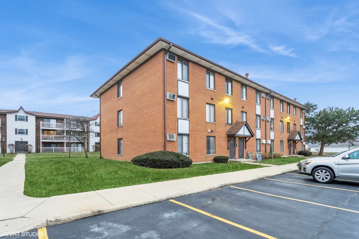 Chicago Real Estate | View 261 N GREGORY Street, 7 | 2 Beds, 1 Bath