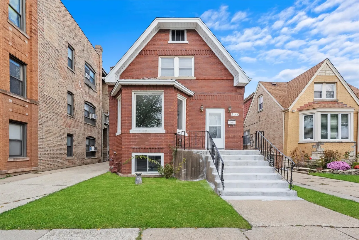 Chicago Real Estate | View 5144 W Cornelia Avenue, 1 | 3 Beds, 1 Bath