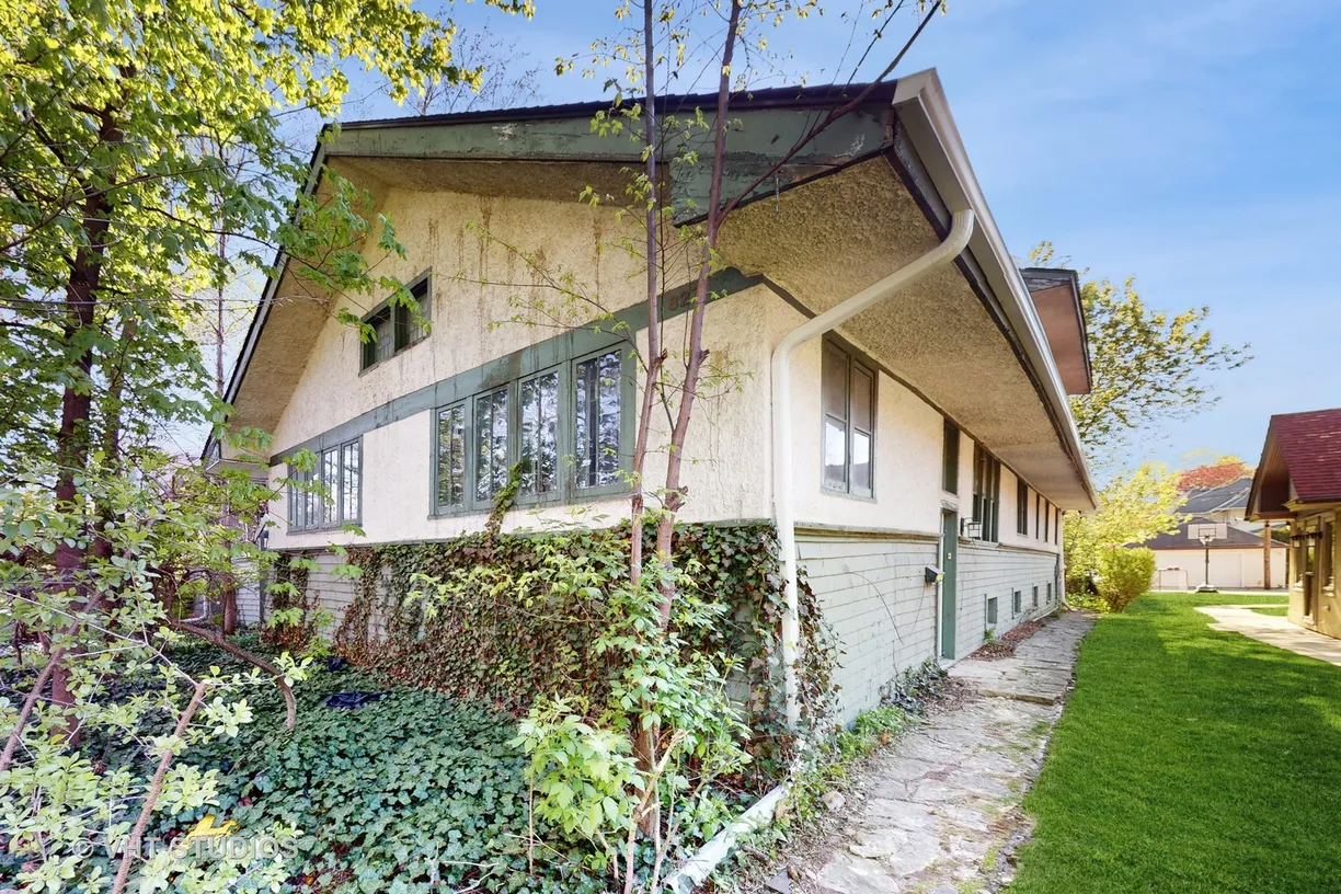 Chicago Real Estate | View 827 N Grove Avenue | Listing