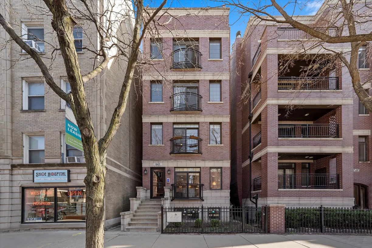 Chicago Real Estate | View 843 W Diversey Parkway, 1 | 3 Beds, 3 Baths
