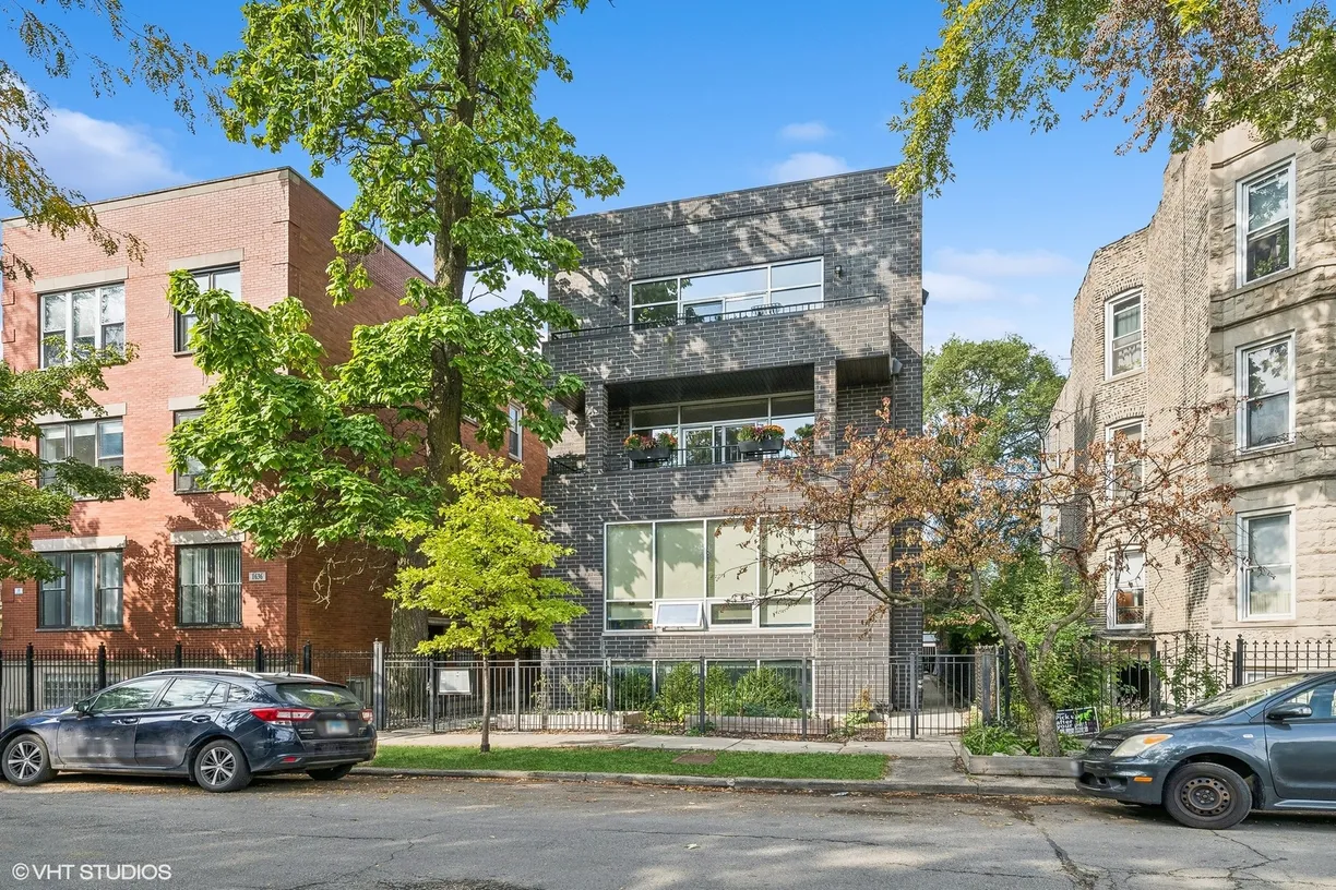 Chicago Real Estate | View 1640 N Rockwell Street, 2A | 3 Beds, 2 Baths