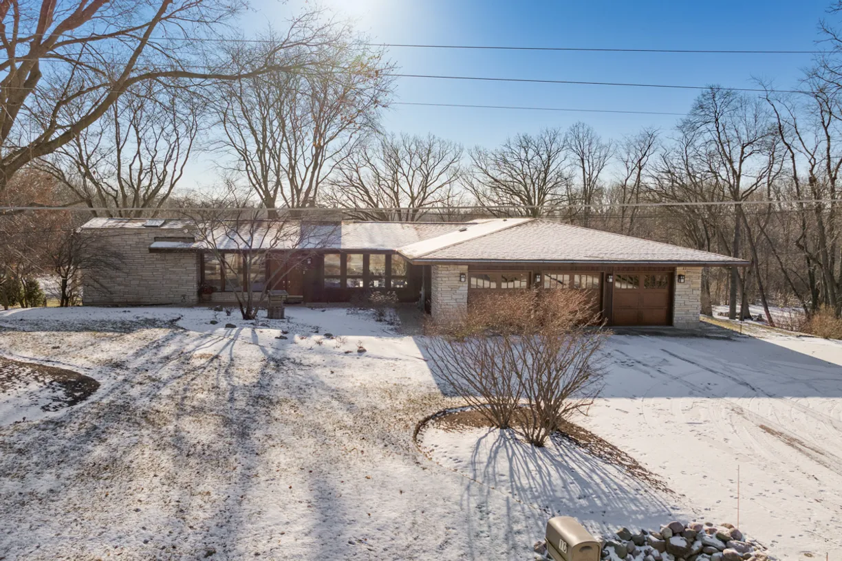 Chicago Real Estate | View 10 Acorn Drive | 5 Beds, 4 Baths