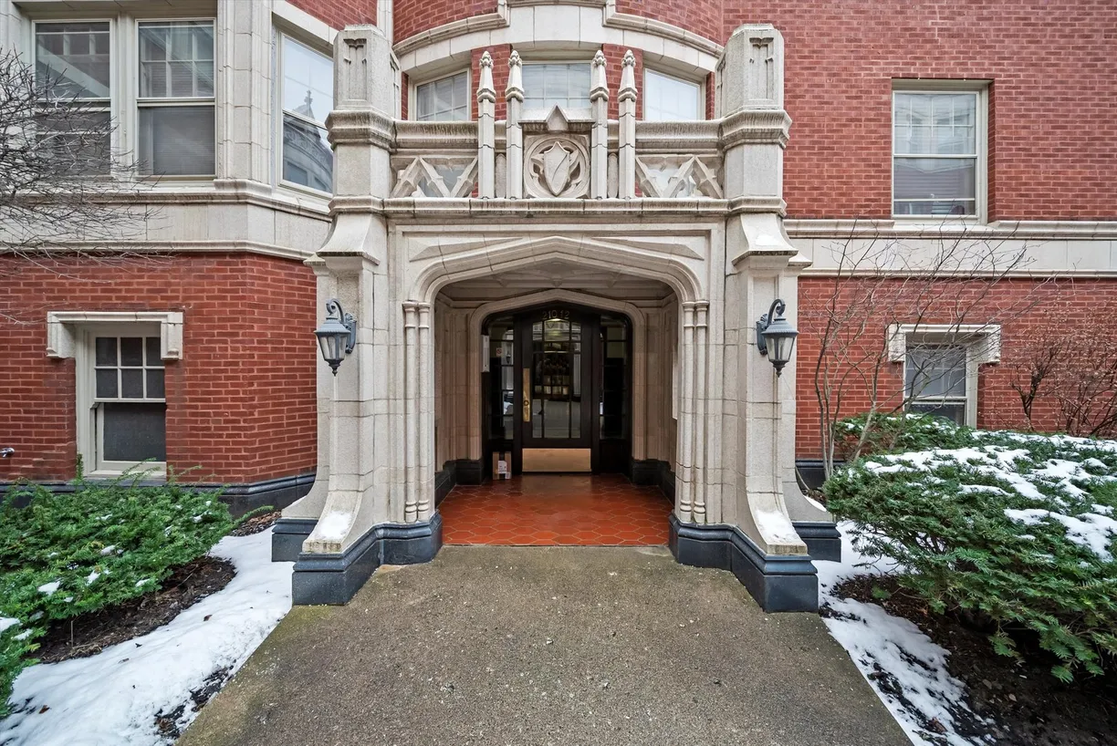 Chicago Real Estate | View 210 N Oak Park Avenue, GG | 1 Bed, 1 Bath