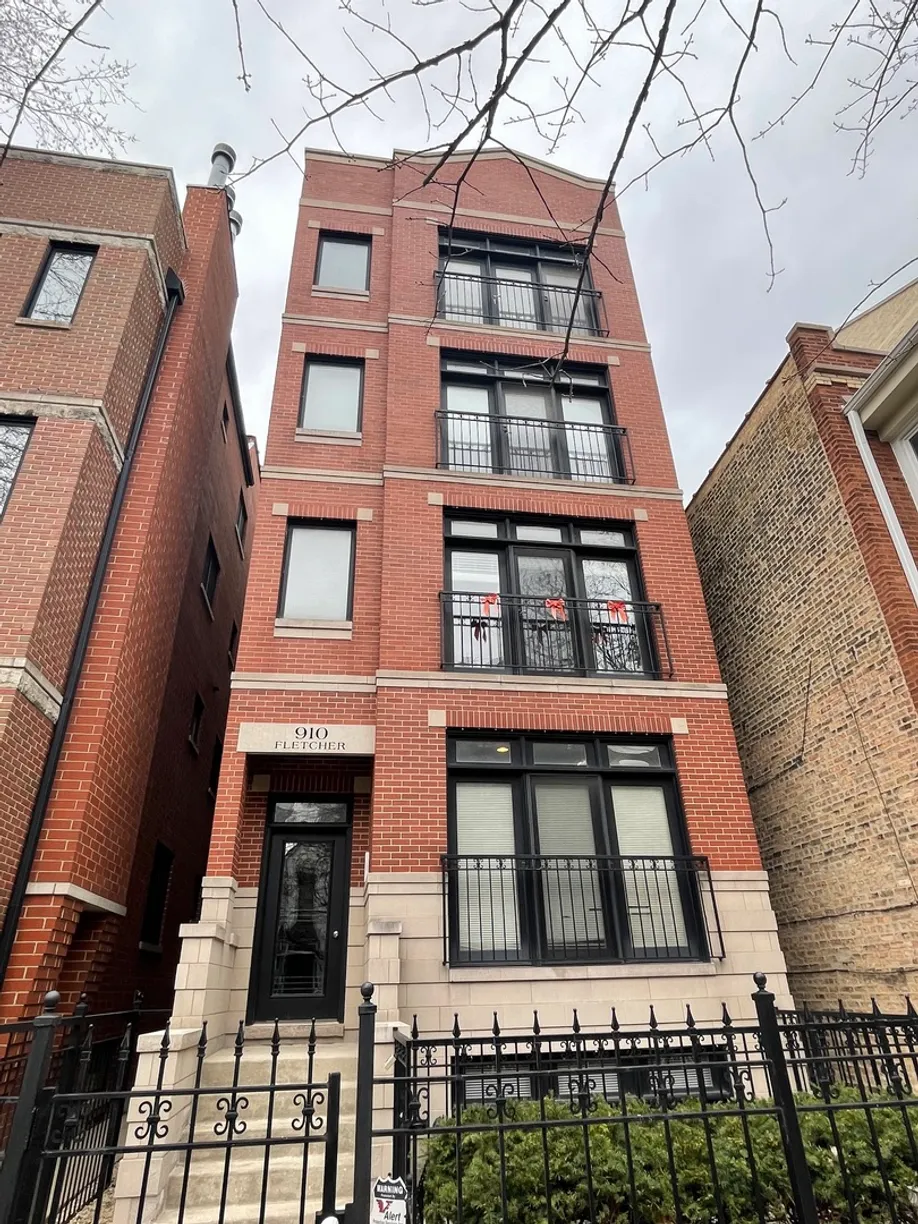 Chicago Real Estate | View 910 W FLETCHER Street, 2 | 2 Beds, 2 Baths