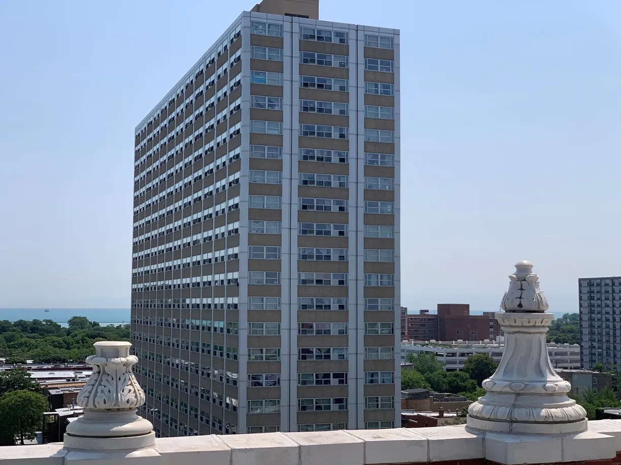 Chicago Real Estate | View 920 W Lakeside Place, 101 | 1 Bed, 1 Bath