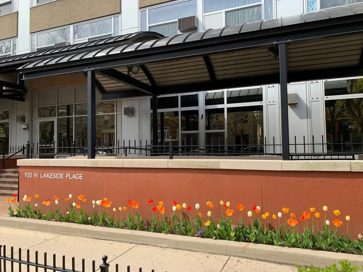 Chicago Real Estate | View 920 W Lakeside Place, 101 | Listing