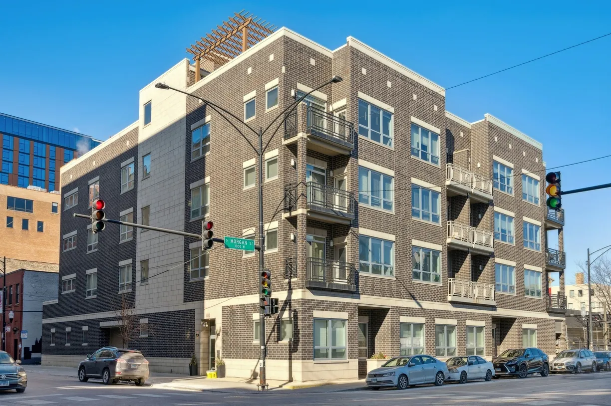 Chicago Real Estate | View 1002 W Van Buren Street, 403 | 2 Beds, 2 Baths