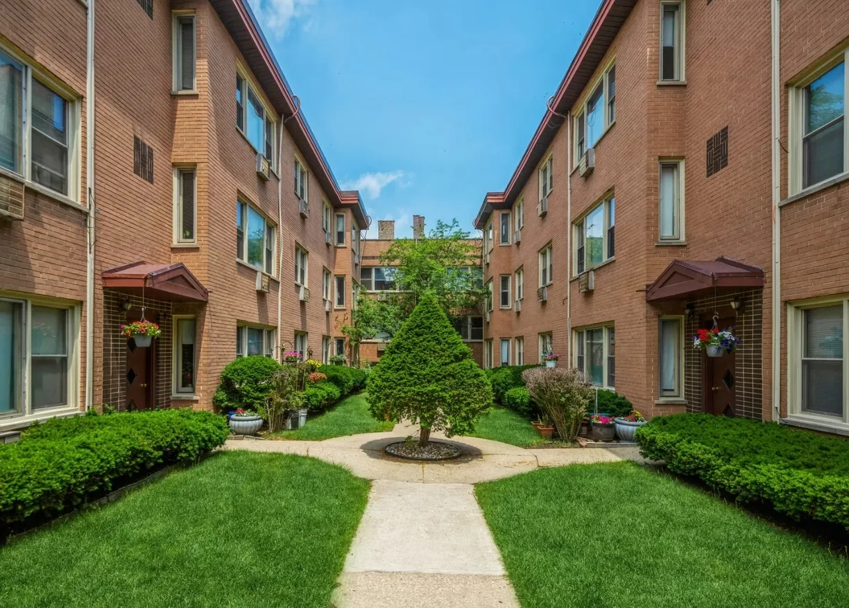 Chicago Real Estate | View 1318 W Lunt Avenue, 202 | 2 Beds, 2 Baths