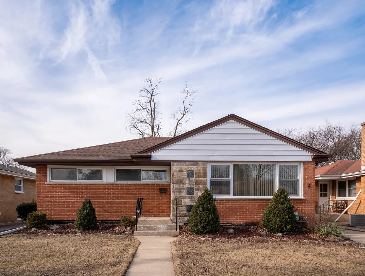 Chicago Real Estate | View  | 4 Beds, 3 Baths
