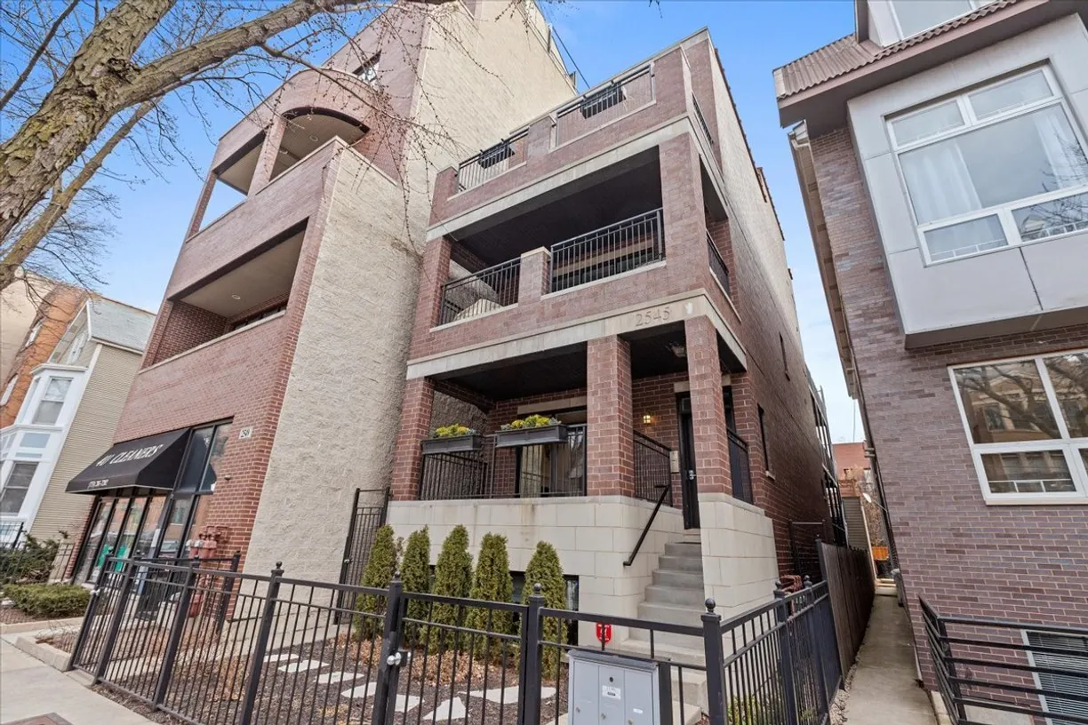 Chicago Real Estate | View 2545 N Southport Avenue, 1 | 4 Beds, 2 Baths