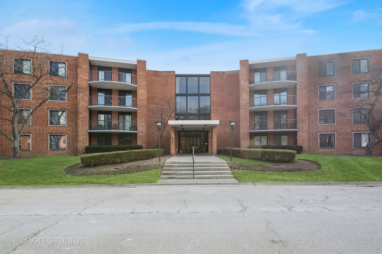 Chicago Real Estate | View 1605 E Central Road, 420C | 3 Beds, 2 Baths