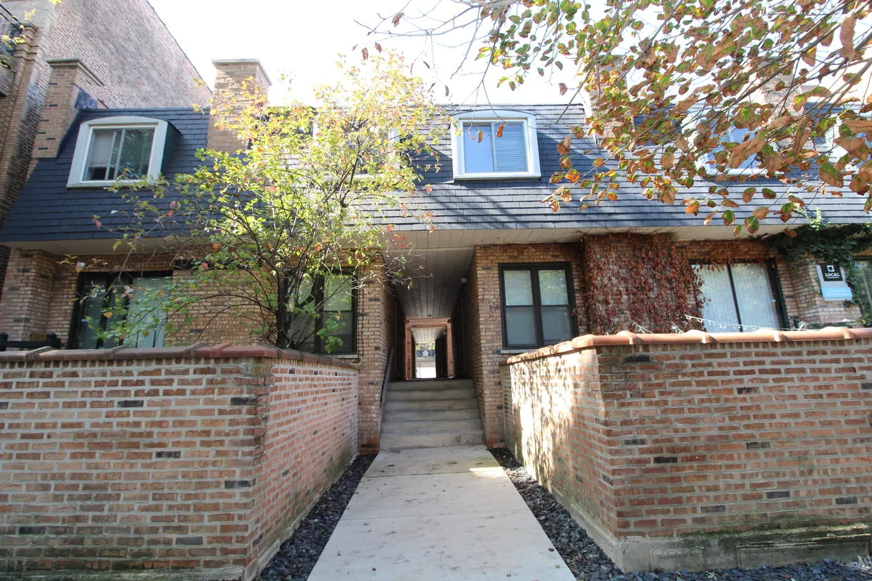 Chicago Real Estate | View 2720 N Mildred Avenue, 1 | 3 Beds, 1 Bath