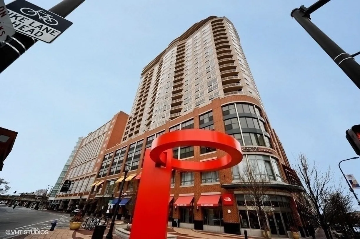 Chicago Real Estate | View 807 Davis Street, 706 | 3 Beds, 2 Baths