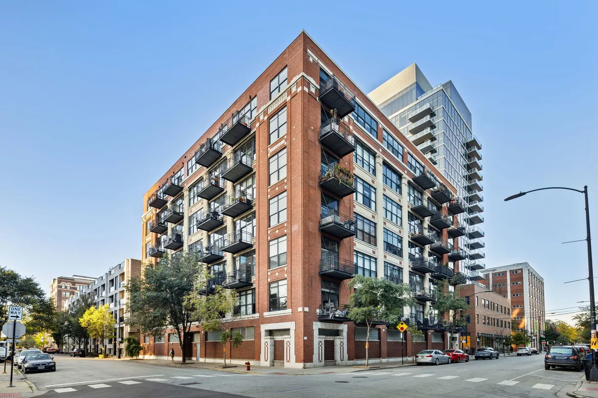 Chicago Real Estate | View 843 W Adams Street, 605 | 2 Beds, 1 Bath