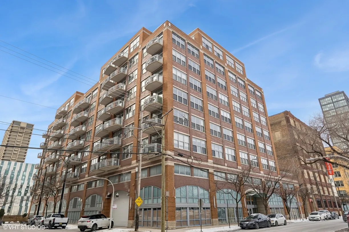 Chicago Real Estate | View 933 W Van Buren Street, 802 | 1 Bed, 1 Bath