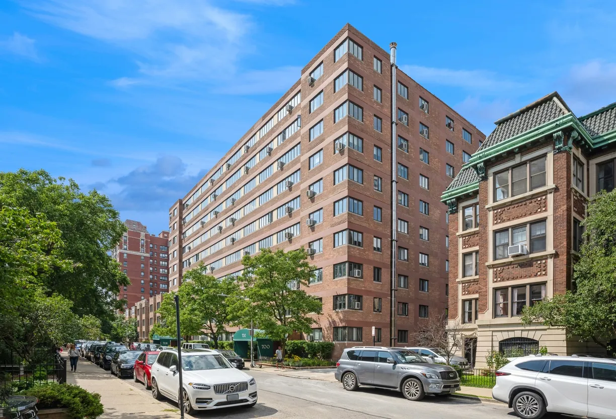 Chicago Real Estate | View 700 W Bittersweet Place, 906 | 2 Beds, 1 Bath