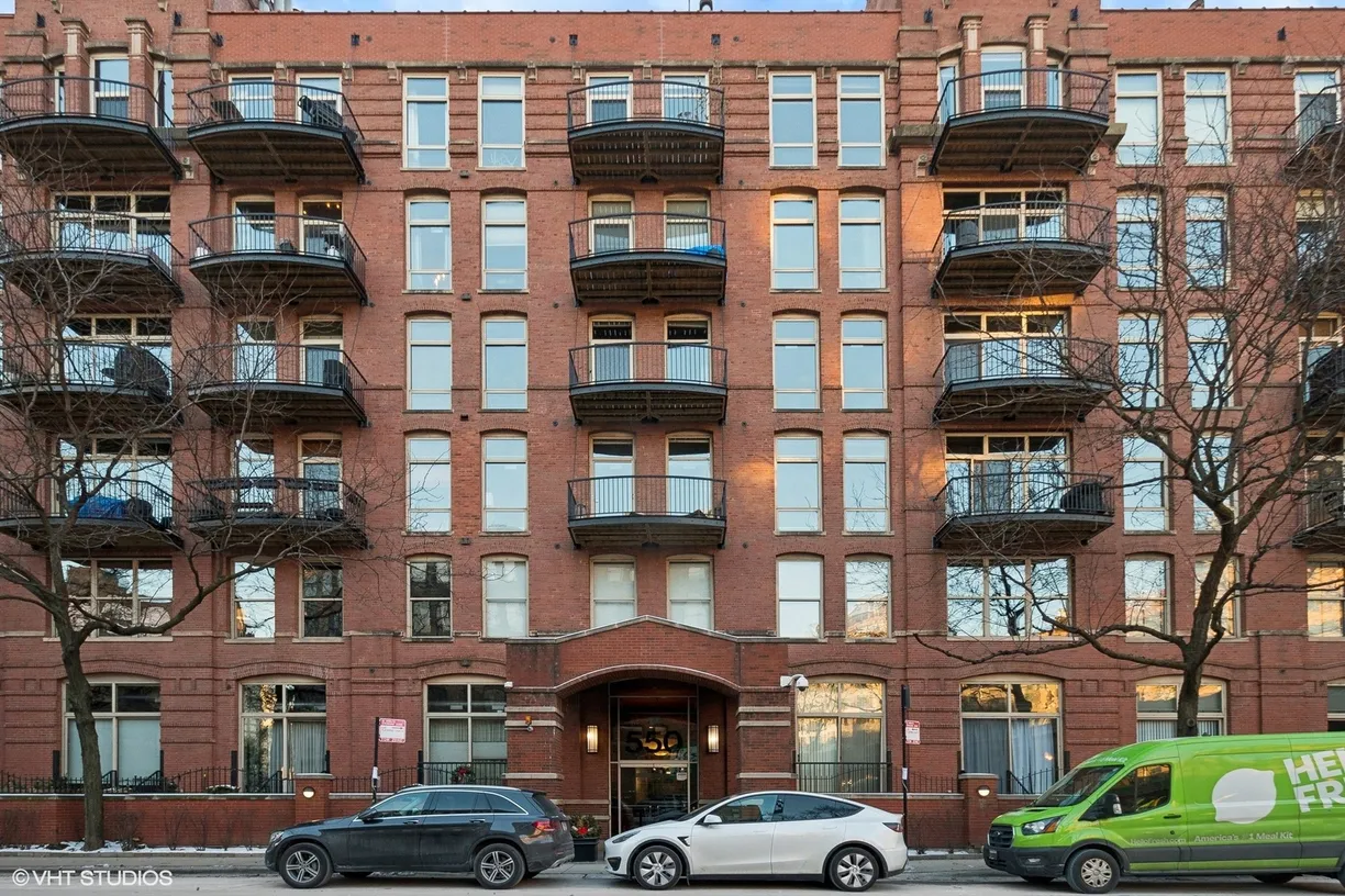 Chicago Real Estate | View 550 N Kingsbury Street, 105 | 1 Bed, 1 Bath