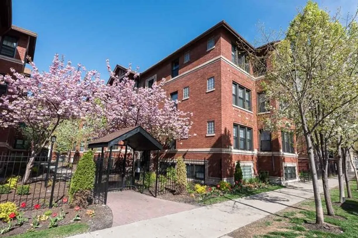 Chicago Real Estate | View 5026 N Winthrop Avenue, 3N | 2 Beds, 1 Bath