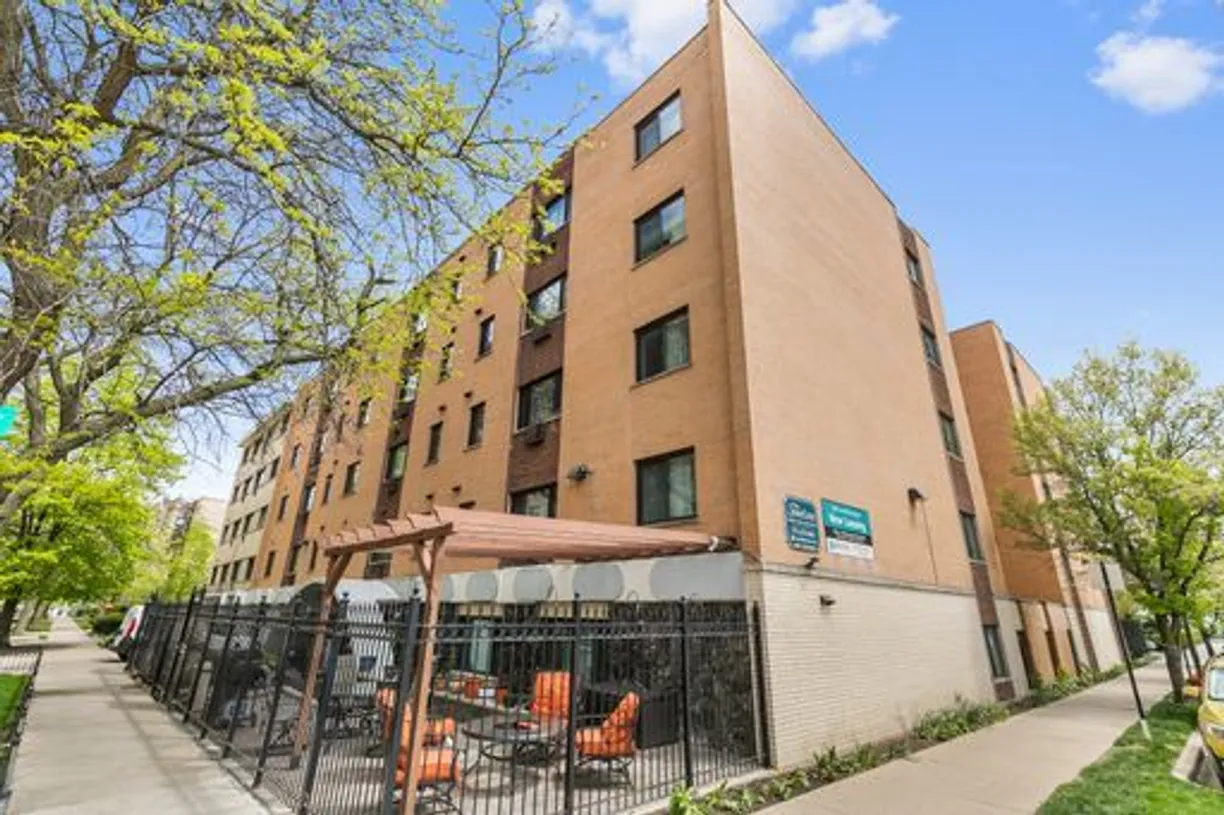 Chicago Real Estate | View 6201 N Kenmore Avenue, 504 | 2 Beds, 1 Bath