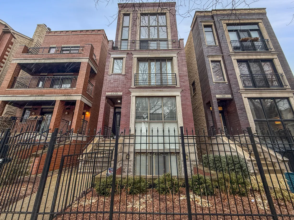 Chicago Real Estate | View 2939 N Damen Avenue, 3 | 3 Beds, 2 Baths