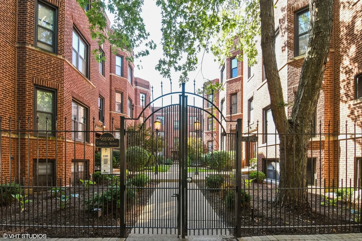 Chicago Real Estate | View 901 W Cornelia Avenue, 3S | 2 Beds, 1 Bath