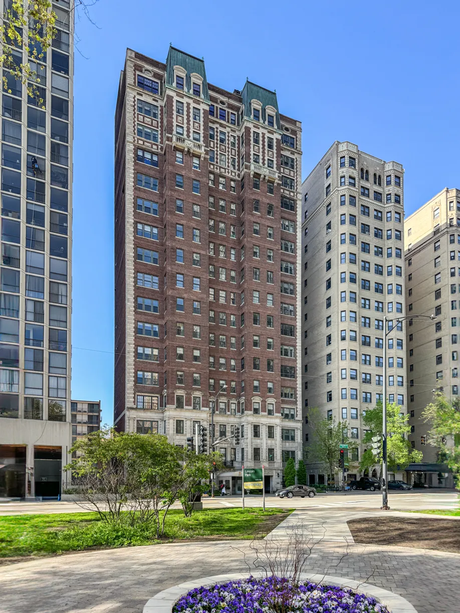 Chicago Real Estate | View 399 W Fullerton Parkway, 2W | Listing