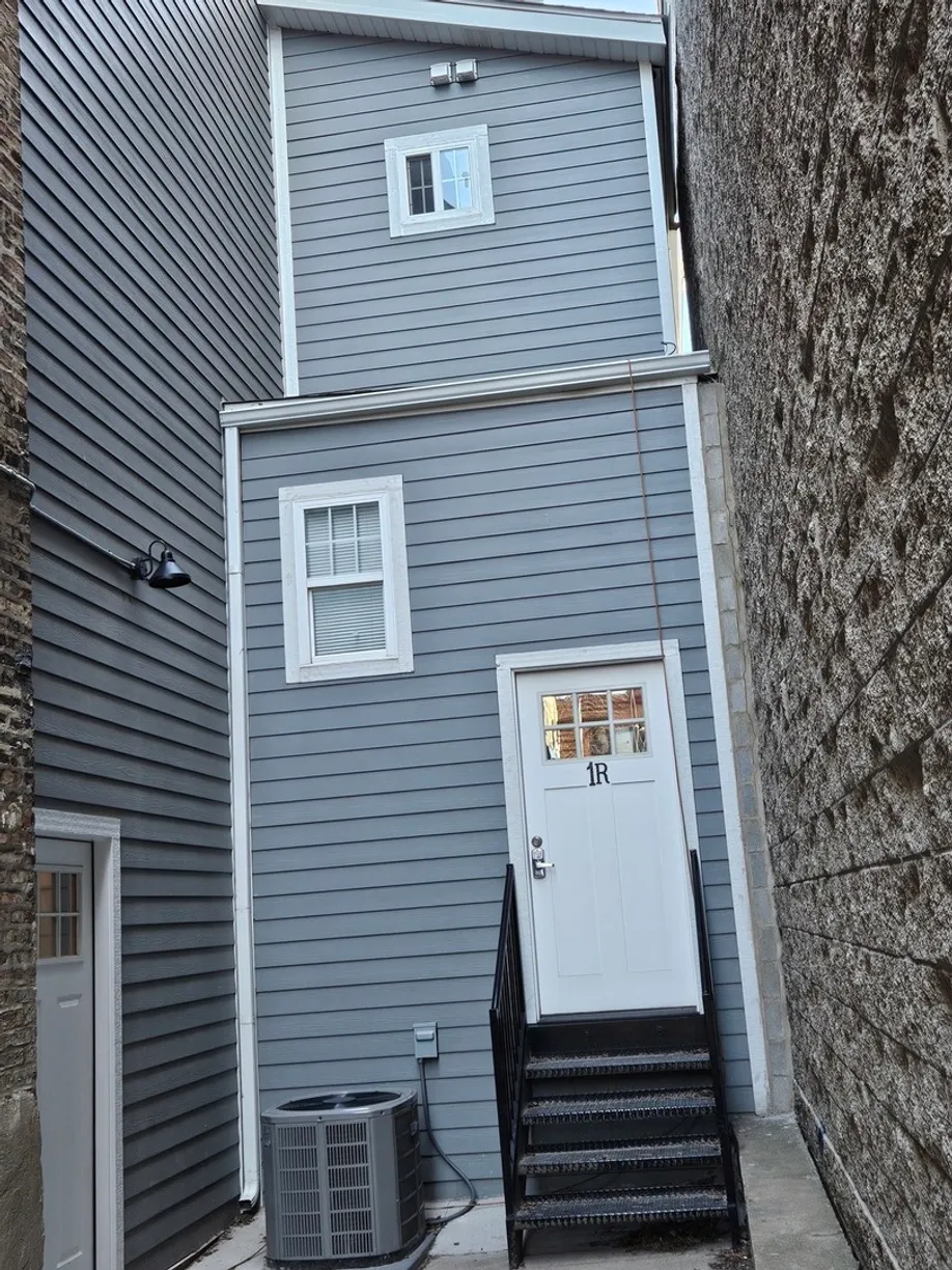 Chicago Real Estate | View 831 S Western Avenue, 1R | 3 Beds, 2 Baths