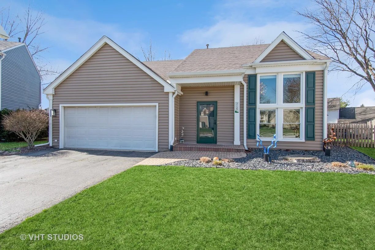 Chicago Real Estate | View 3127 Eugene Lane | 3 Beds, 2 Baths