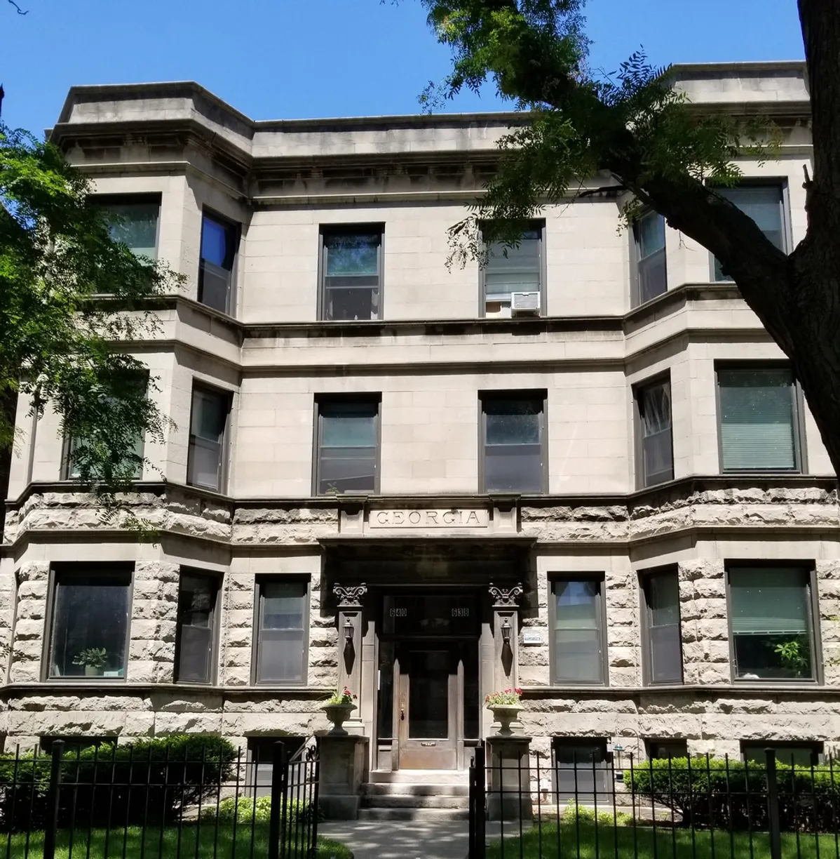 Chicago Real Estate | View 638 W GRACE Street, 1E | 2 Beds, 2 Baths