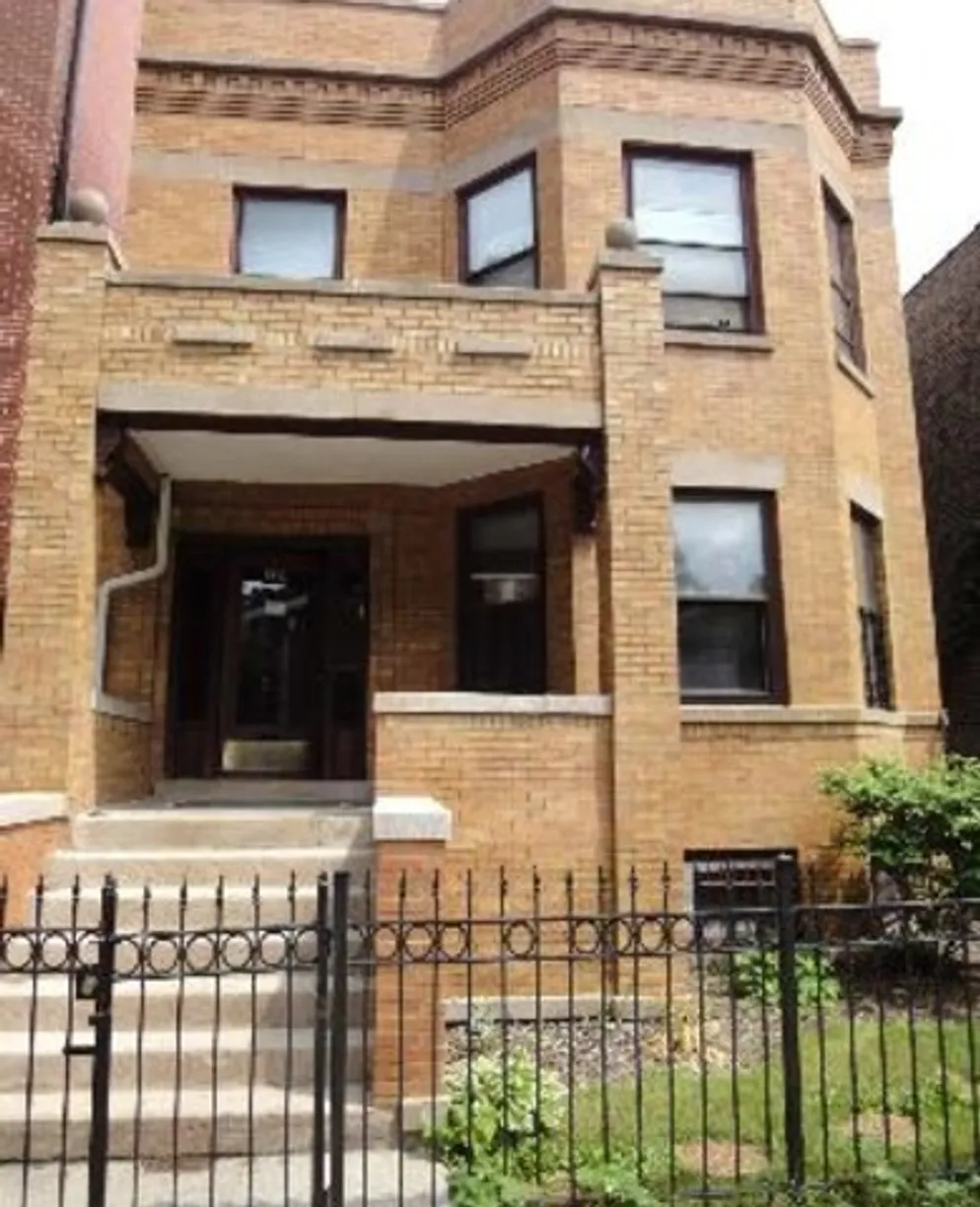Chicago Real Estate | View 824 W WAVELAND Avenue, 1 | 4 Beds, 2 Baths
