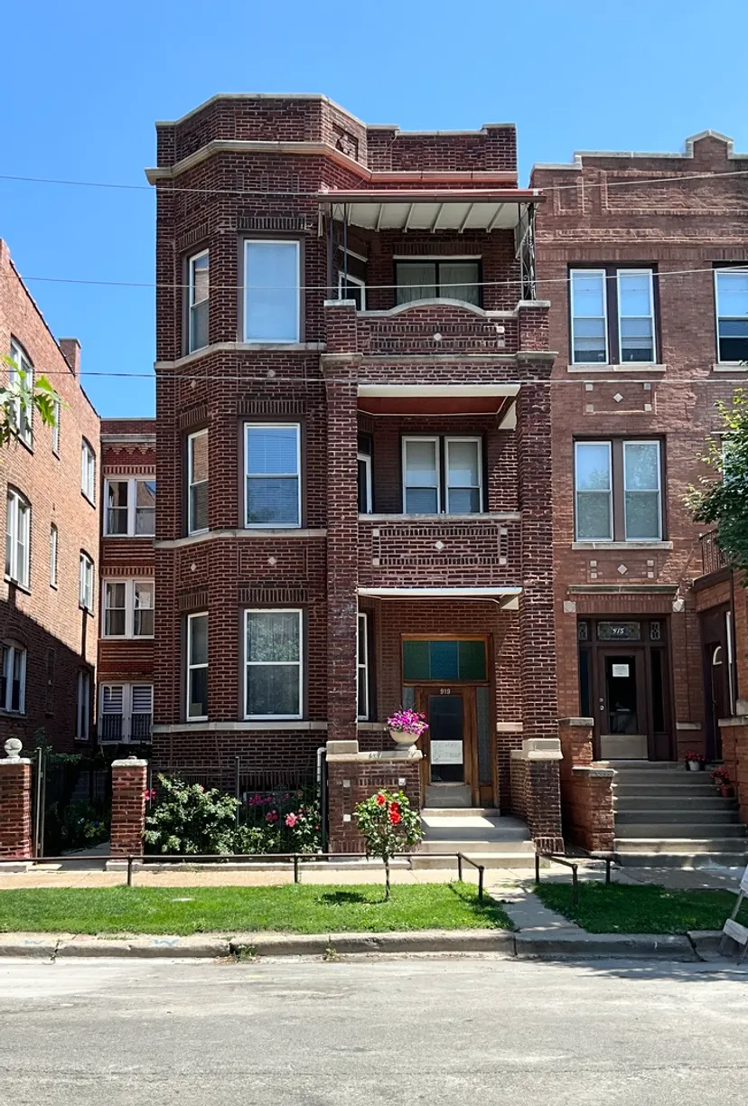 Chicago Real Estate | View 919 N Leavitt Street, 2R | 2 Beds, 1 Bath