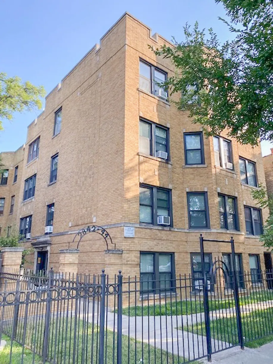 Chicago Real Estate | View 2842 W FLETCHER Street, 2S | 3 Beds, 1 Bath