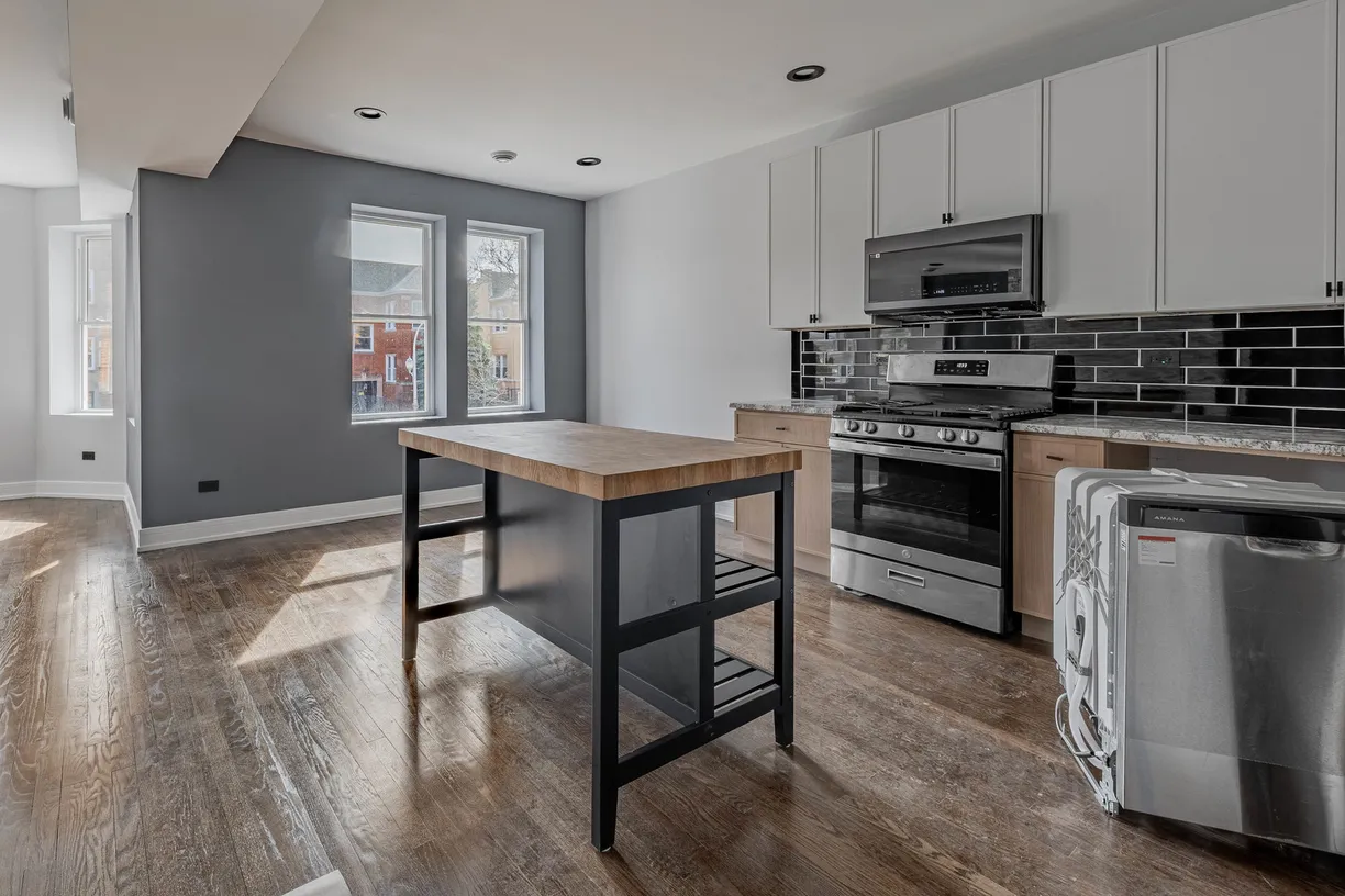 Chicago Real Estate | View 3732 W Eastwood Avenue, 1 | Listing